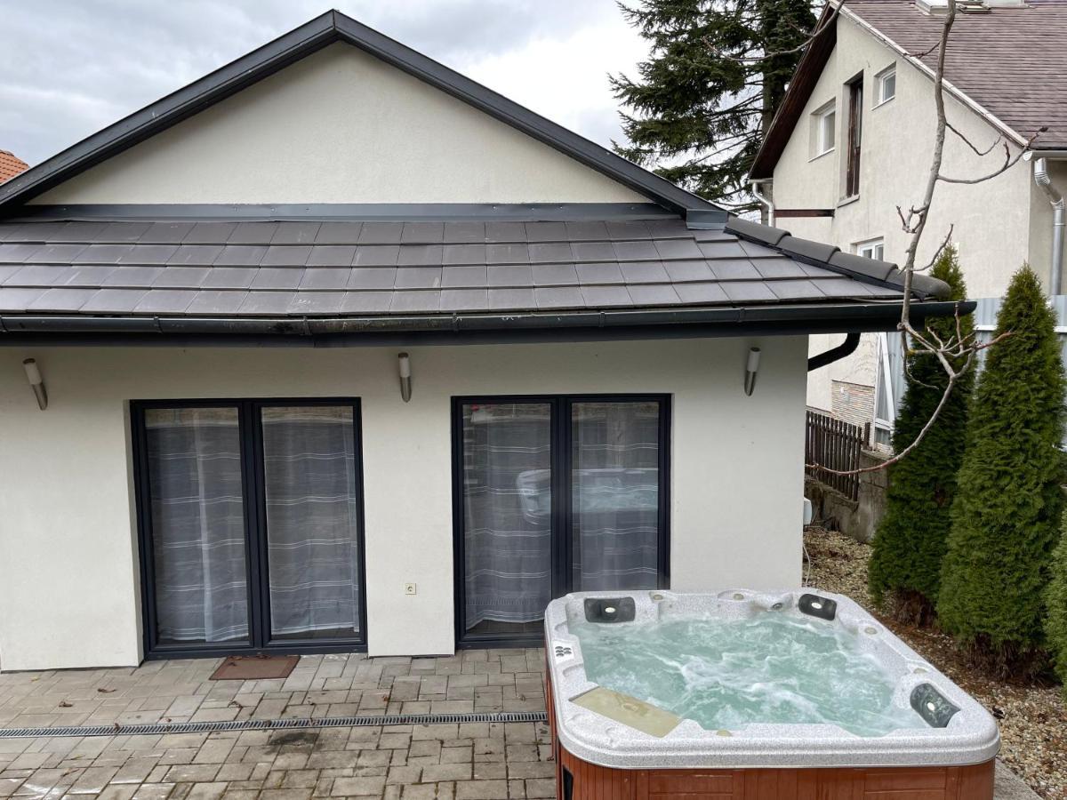 Malibu Apartman & Jacuzzi Мишкольц Экстерьер фото