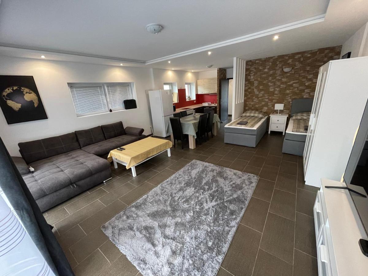 Malibu Apartman & Jacuzzi Мишкольц Экстерьер фото