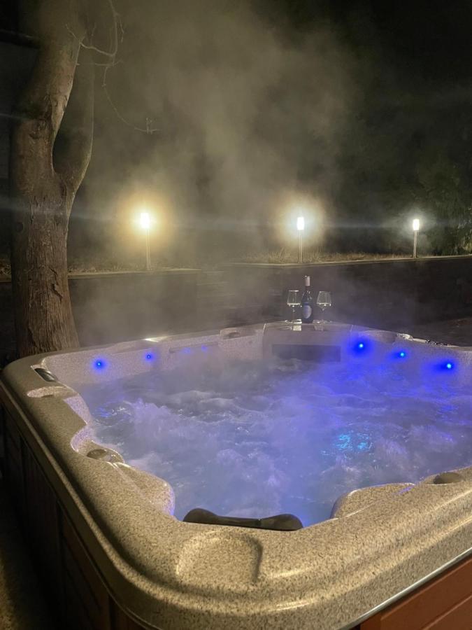 Malibu Apartman & Jacuzzi Мишкольц Экстерьер фото