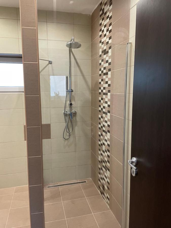 Malibu Apartman & Jacuzzi Мишкольц Экстерьер фото