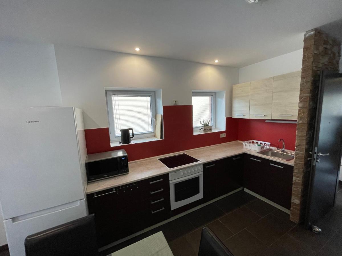 Malibu Apartman & Jacuzzi Мишкольц Экстерьер фото